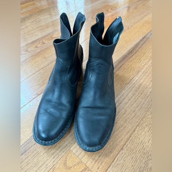 UGG Shoes - UGG Womens size 8 Black Ankle Boots